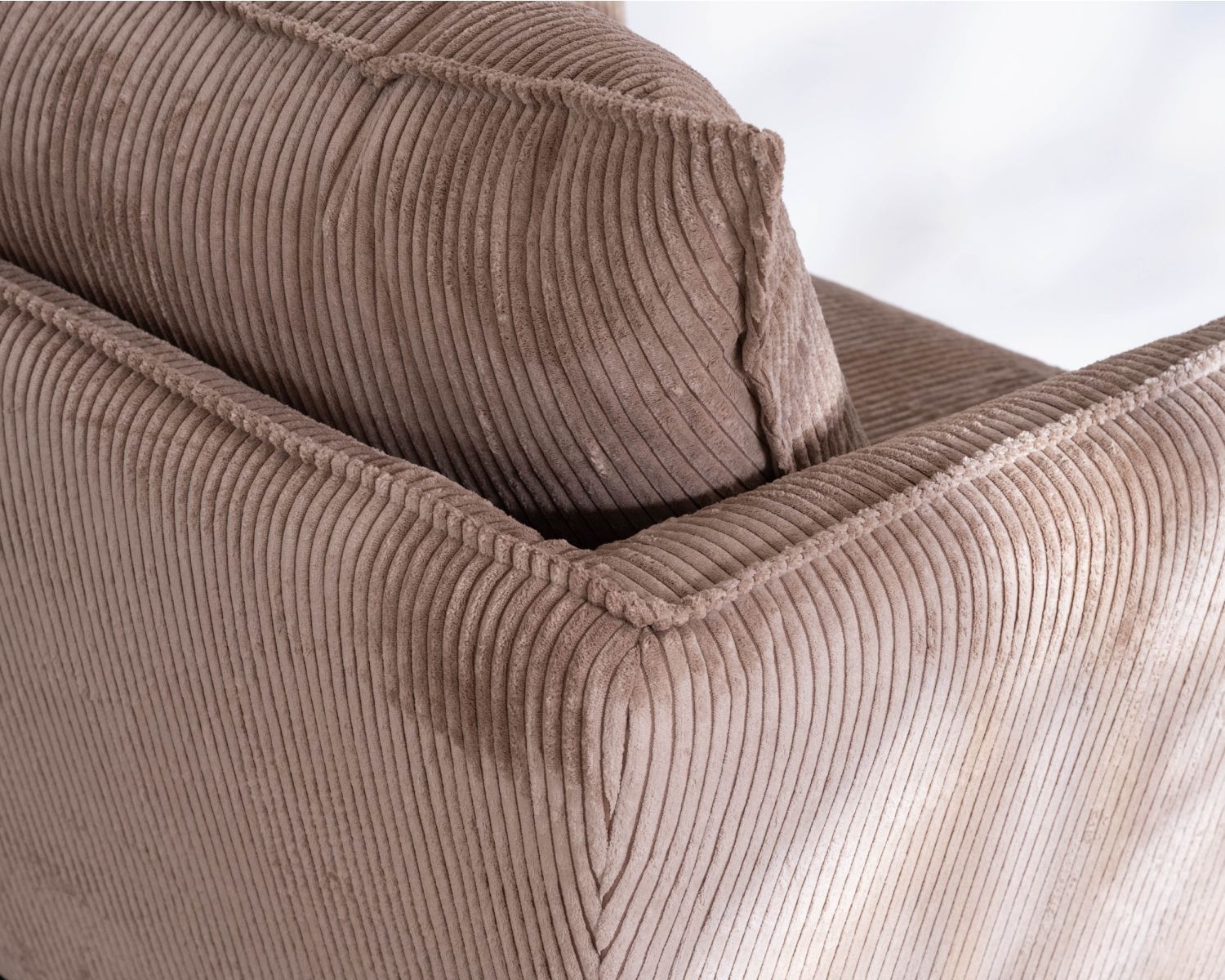 Poltrona "Hasting" ultra-confortevole in stile scandinavo in velluto a coste color cammello