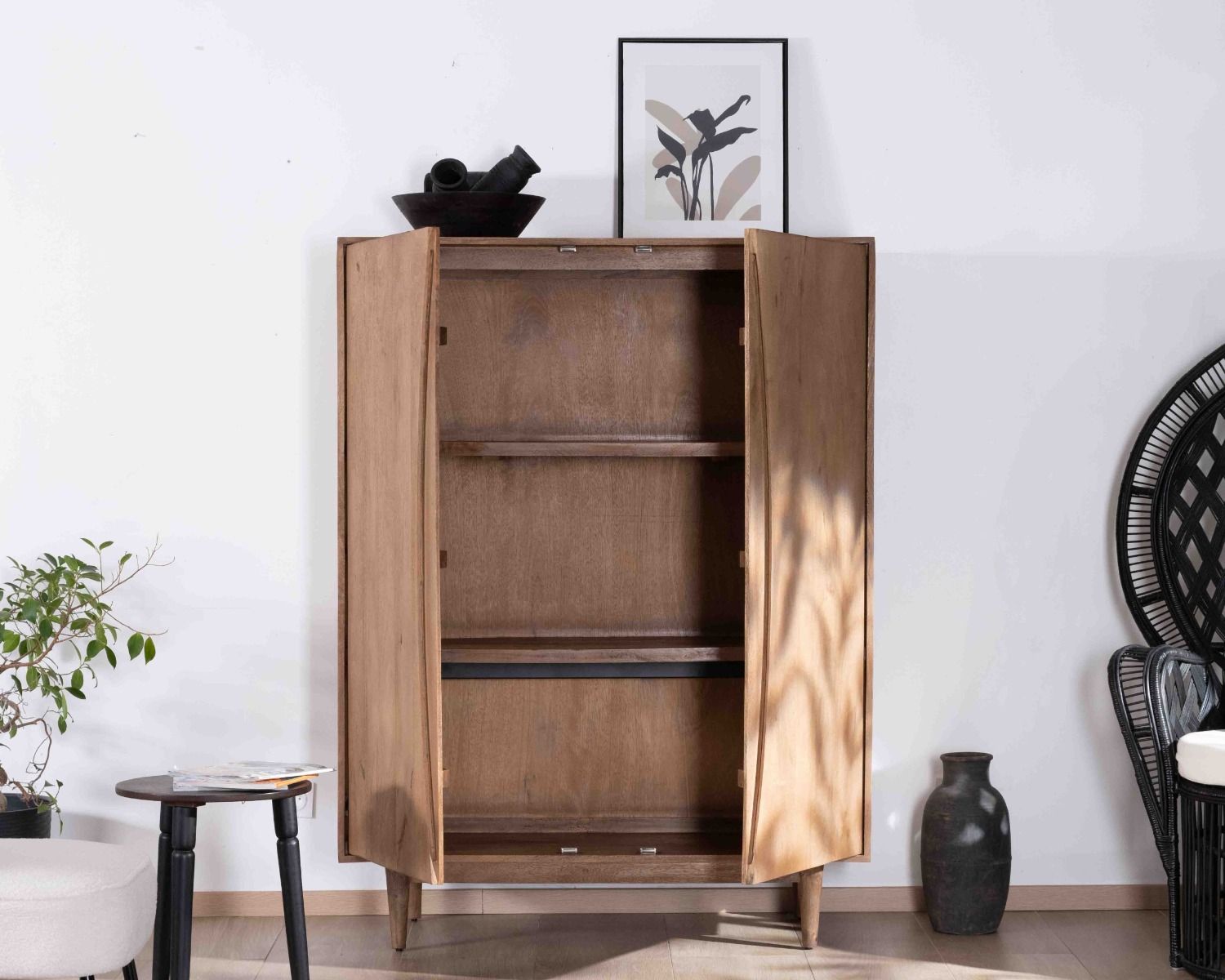 Armadio a 2 ante "Cabure" in legno massiccio di mango, stile contemporaneo