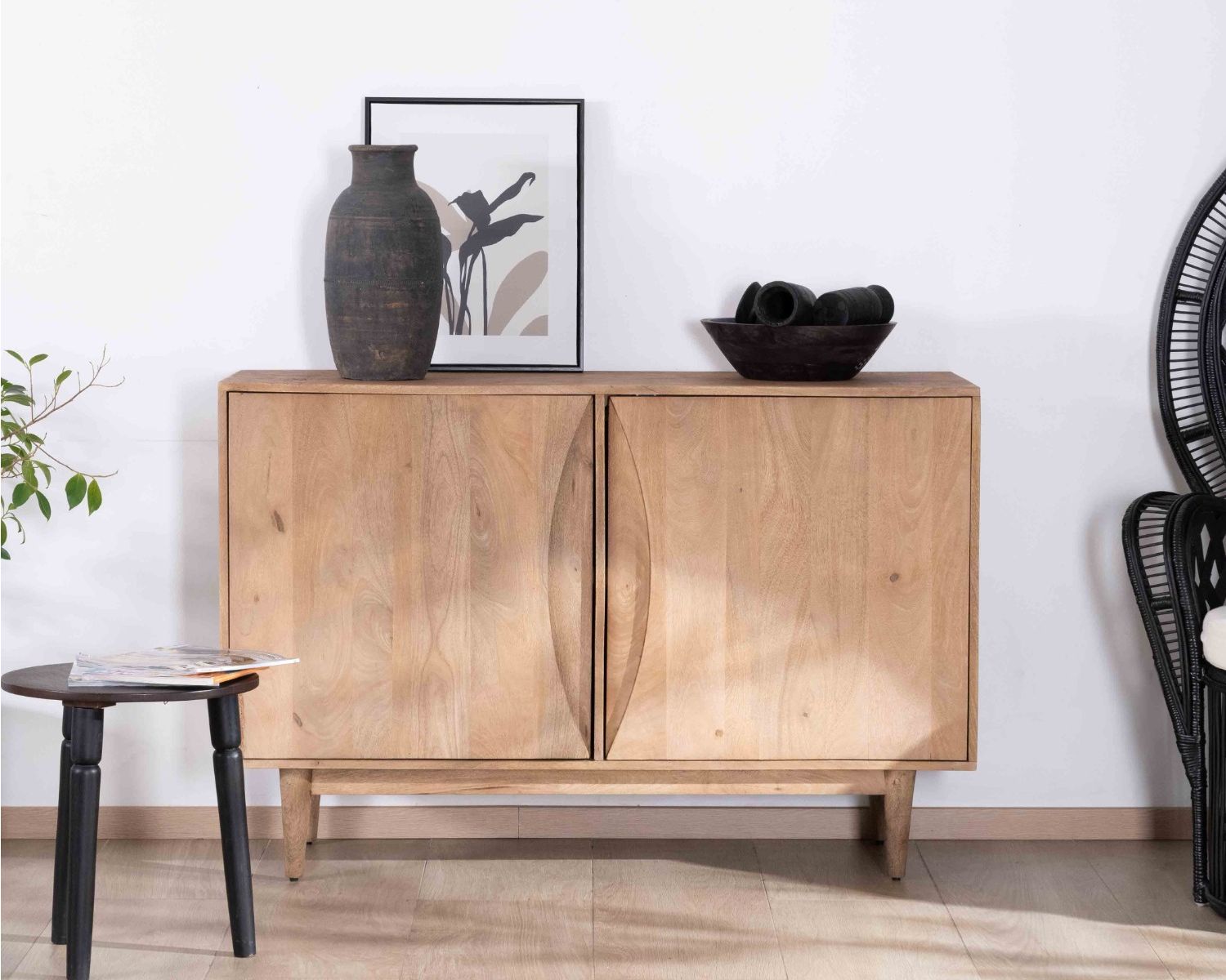 Credenza contemporanea a 2 ante in mango massiccio con maniglie integrate curve "Cabure"