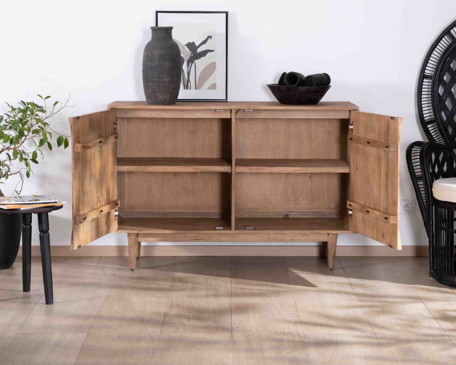 Credenza contemporanea a 2 ante in mango massiccio con maniglie integrate curve "Cabure"