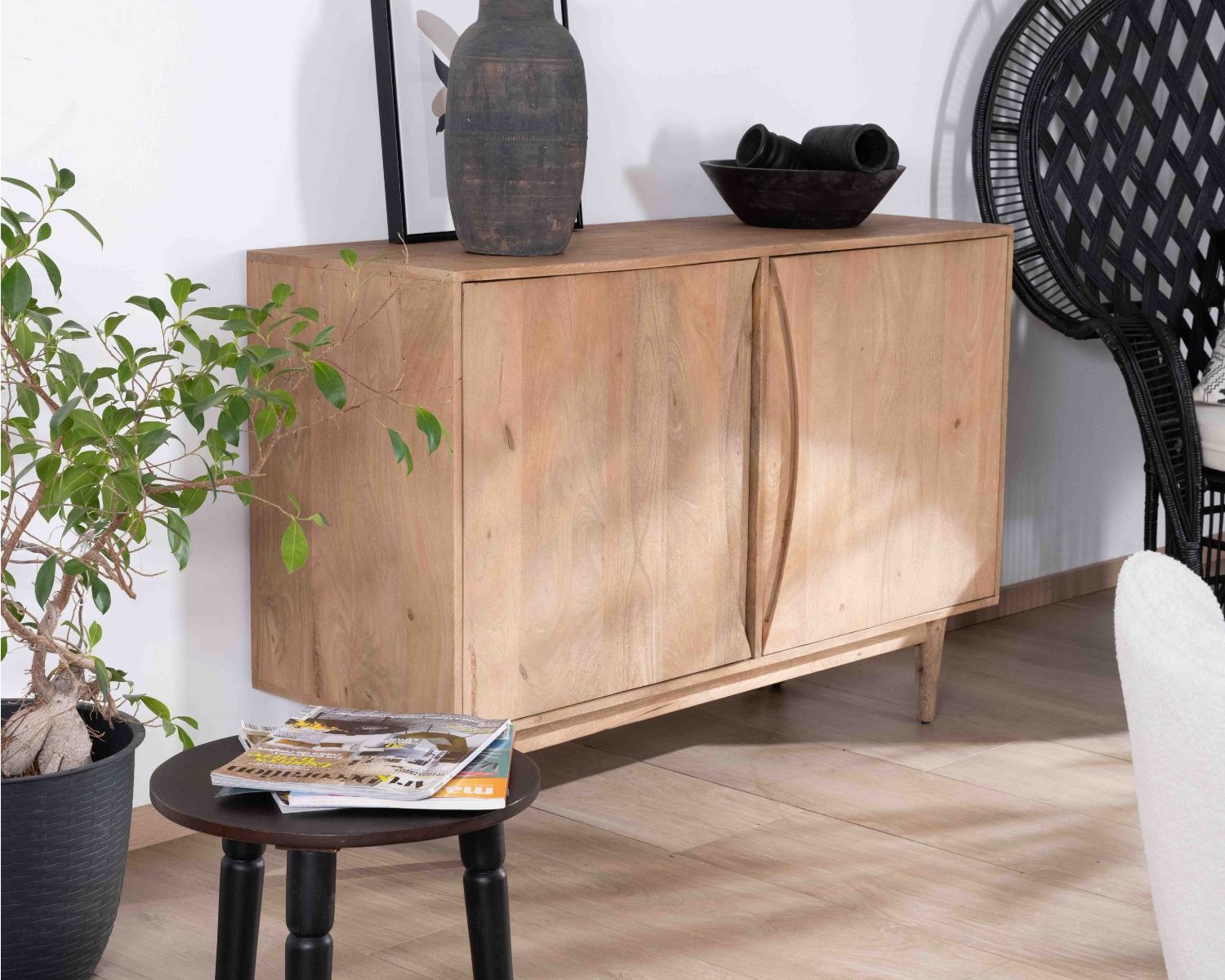 Credenza contemporanea a 2 ante in mango massiccio con maniglie integrate curve "Cabure"