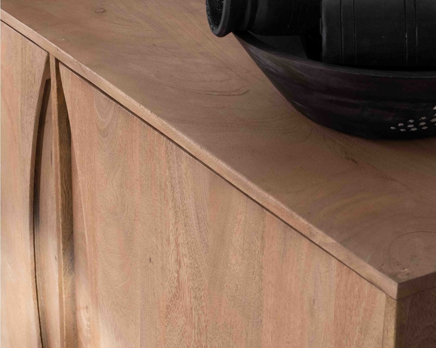 Credenza contemporanea a 2 ante in mango massiccio con maniglie integrate curve "Cabure"