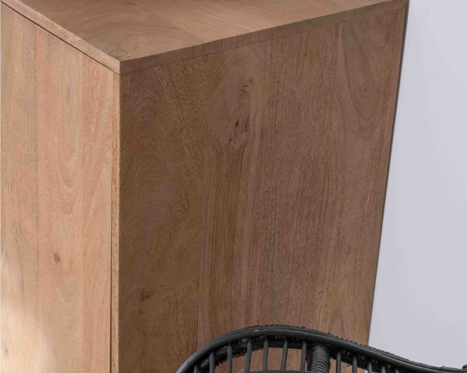 Credenza contemporanea a 2 ante in mango massiccio con maniglie integrate curve "Cabure"