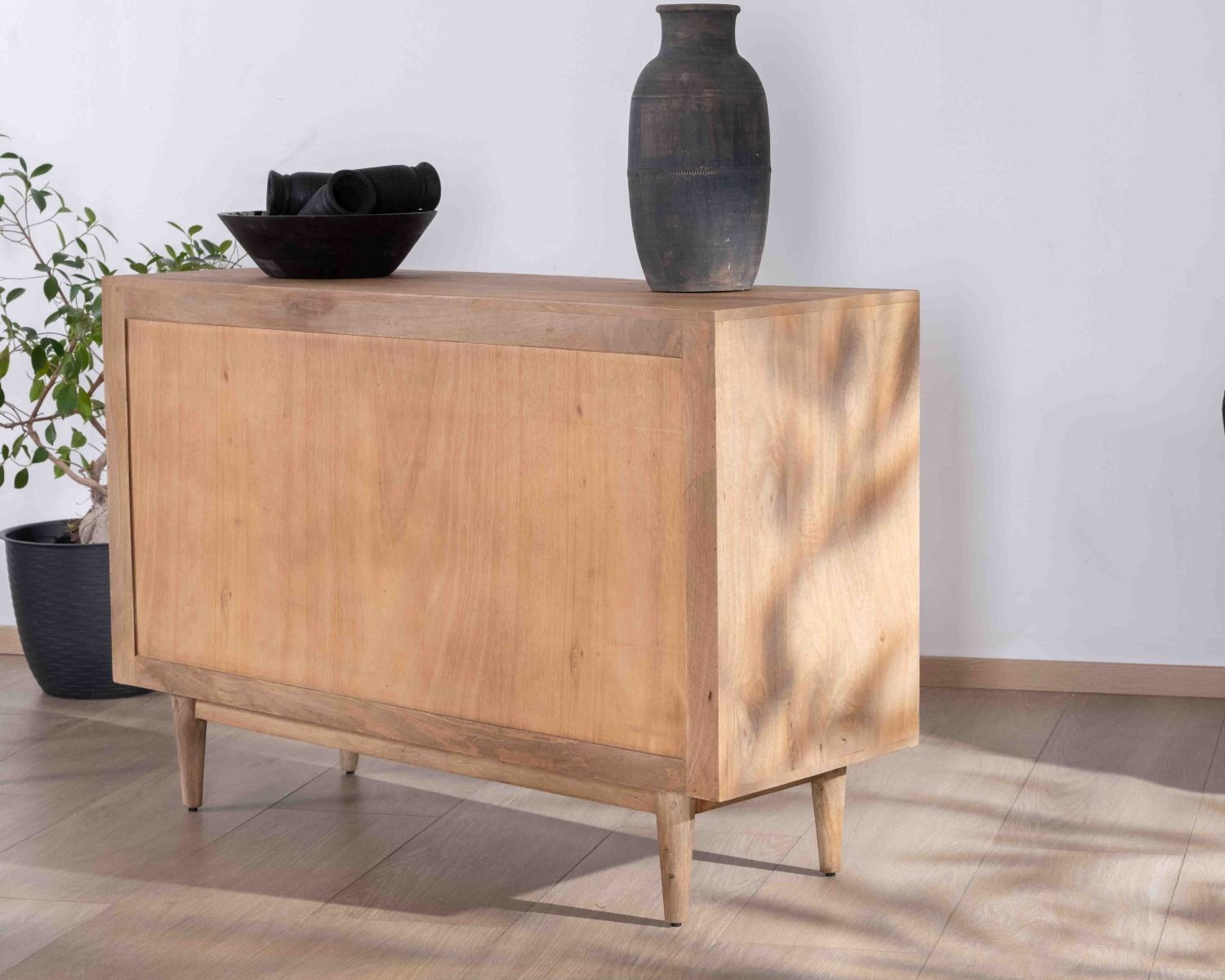 Credenza contemporanea a 2 ante in mango massiccio con maniglie integrate curve "Cabure"
