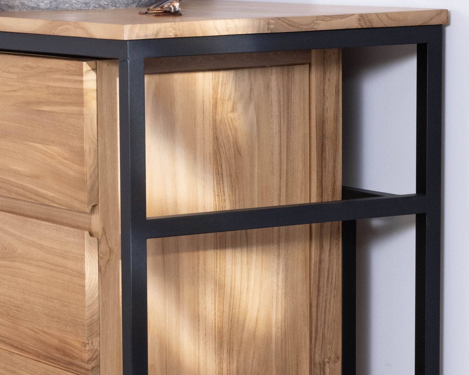 Mobile da 120 cm "Wavy" in teak contemporaneo con gambe di design in metallo