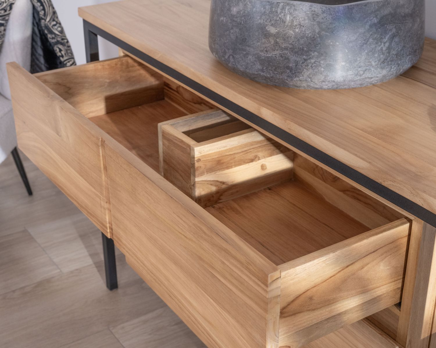 Mobile da 120 cm "Wavy" in teak contemporaneo con gambe di design in metallo