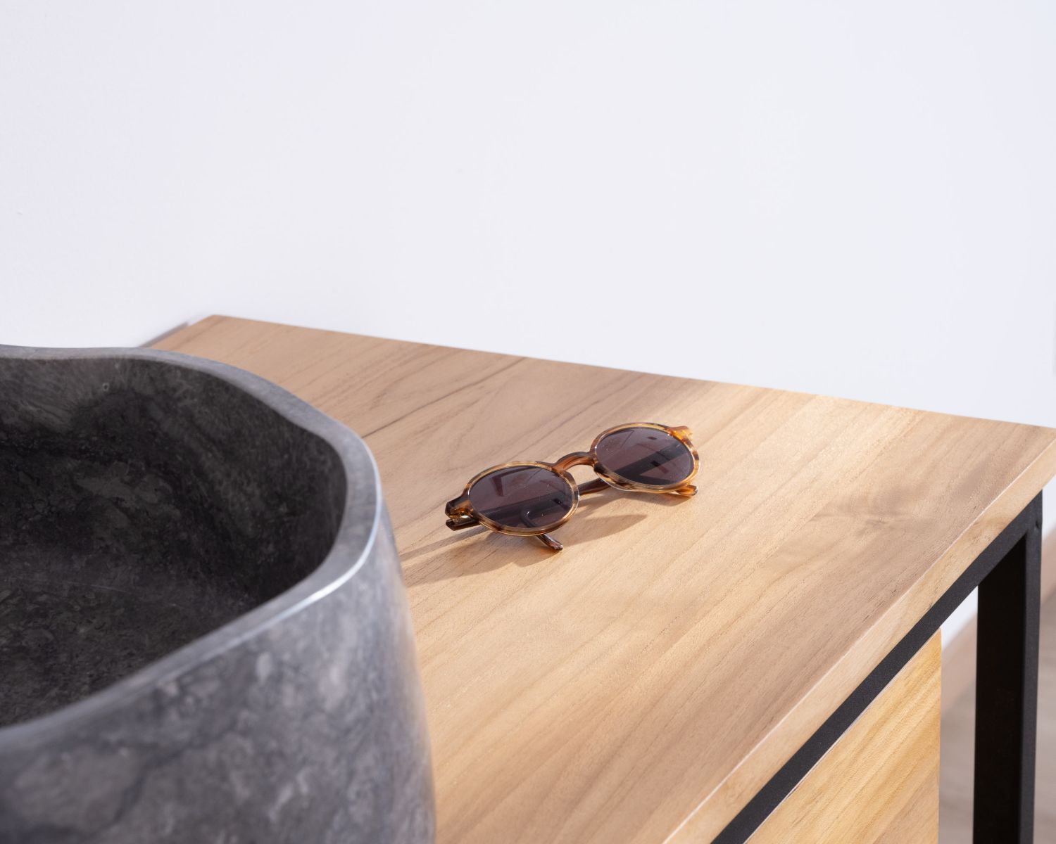 Lavabo con piedistallo rotondo "Stone" in marmo grigio, design puro