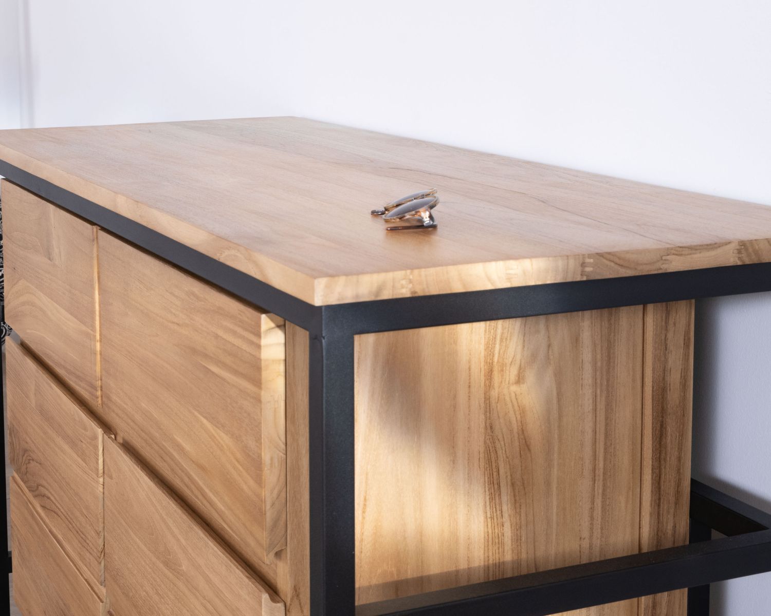 Mobile da 120 cm "Wavy" in teak contemporaneo con gambe di design in metallo