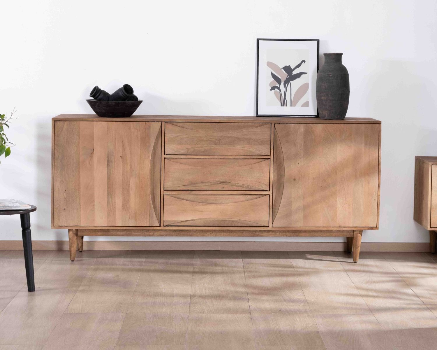 Grande credenza contemporanea in legno di mango con ante e cassetti e maniglie a incastro "Cabure"