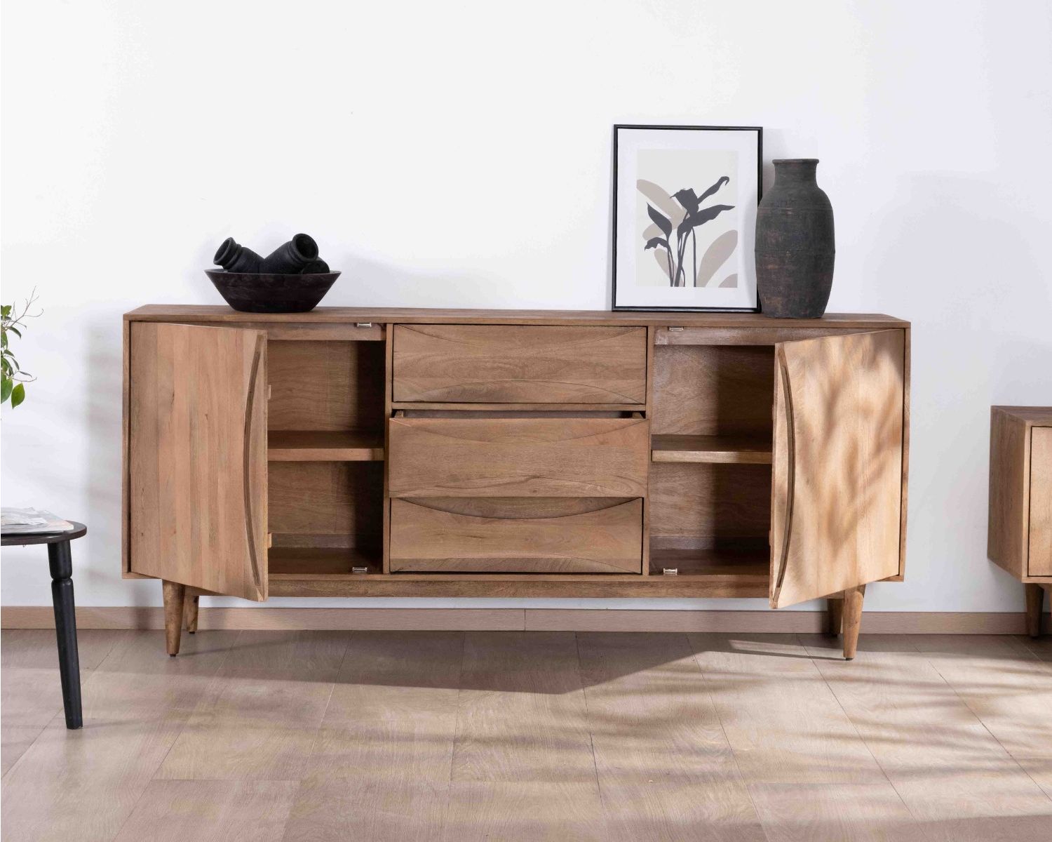 Grande credenza contemporanea in legno di mango con ante e cassetti e maniglie a incastro "Cabure"