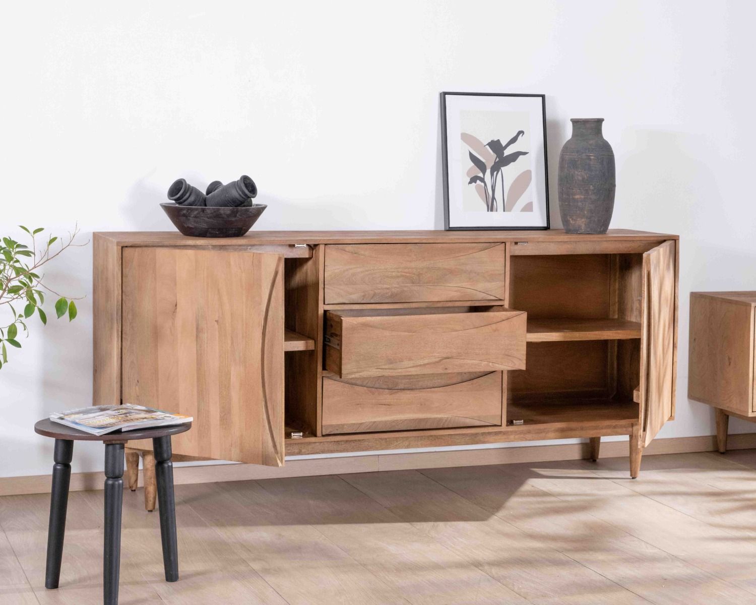 Grande credenza contemporanea in legno di mango con ante e cassetti e maniglie a incastro "Cabure"