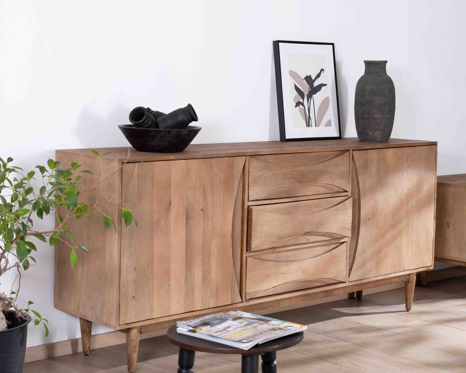 Grande credenza contemporanea in legno di mango con ante e cassetti e maniglie a incastro "Cabure"