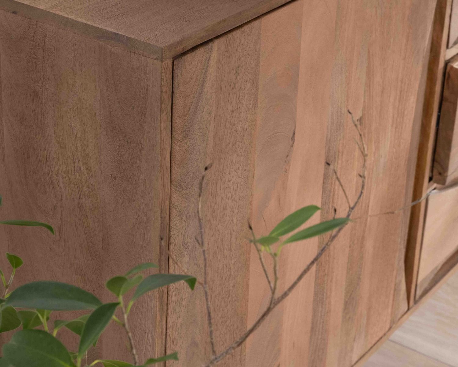 Grande credenza contemporanea in legno di mango con ante e cassetti e maniglie a incastro "Cabure"
