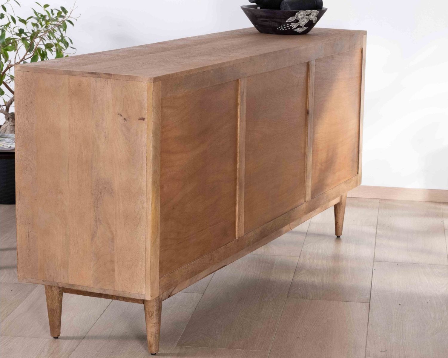 Grande credenza contemporanea in legno di mango con ante e cassetti e maniglie a incastro "Cabure"