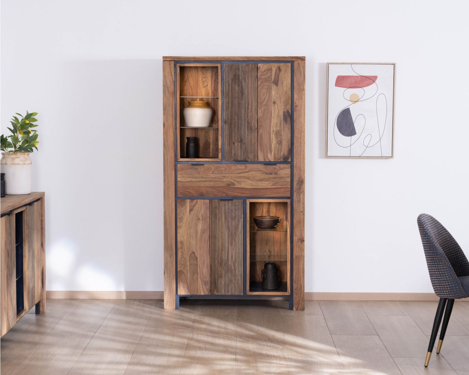 Mobile in argento con illuminazione interna e ripiani in vetro "Enoa" in palissandro e acacia