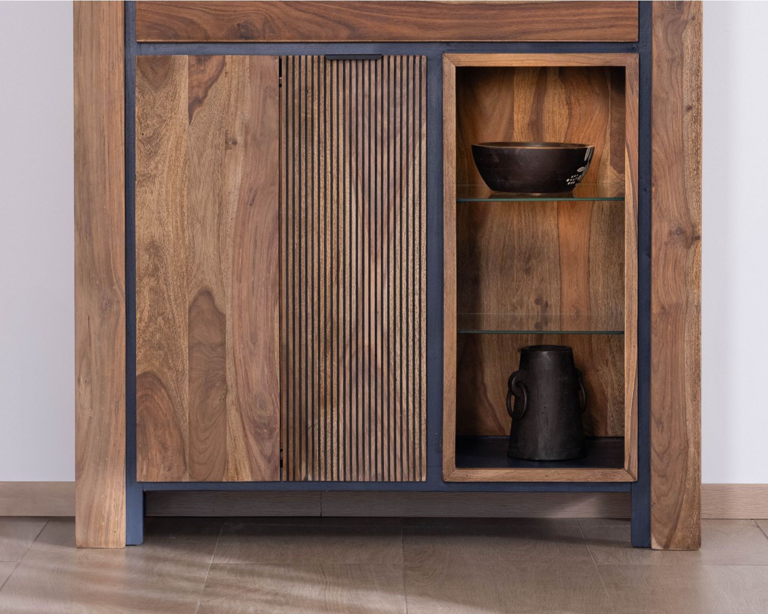 Mobile in argento con illuminazione interna e ripiani in vetro "Enoa" in palissandro e acacia