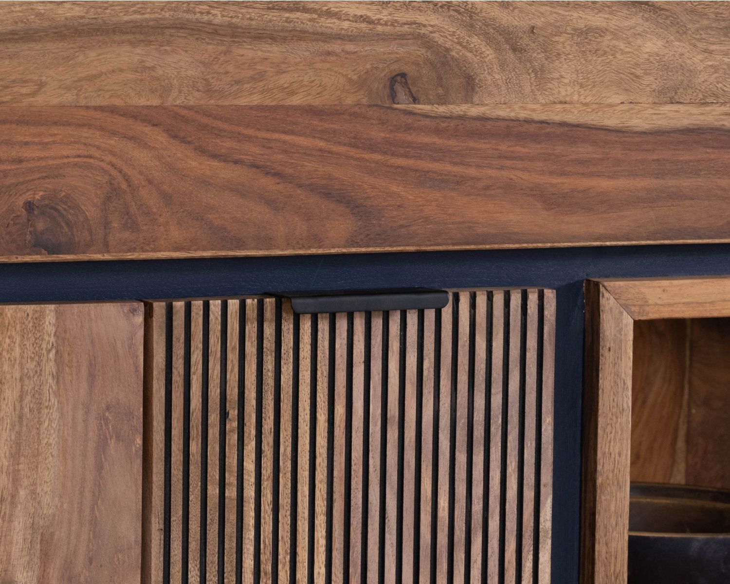 Mobile in argento con illuminazione interna e ripiani in vetro "Enoa" in palissandro e acacia