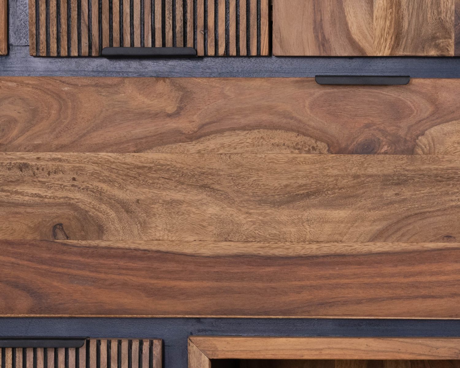 Mobile in argento con illuminazione interna e ripiani in vetro "Enoa" in palissandro e acacia