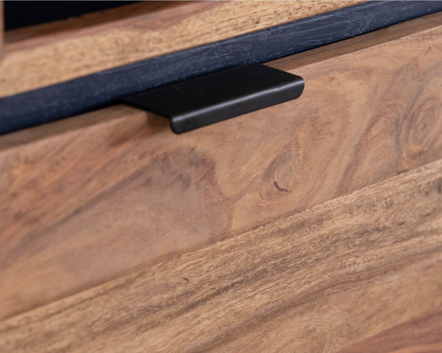 Mobile in argento con illuminazione interna e ripiani in vetro "Enoa" in palissandro e acacia