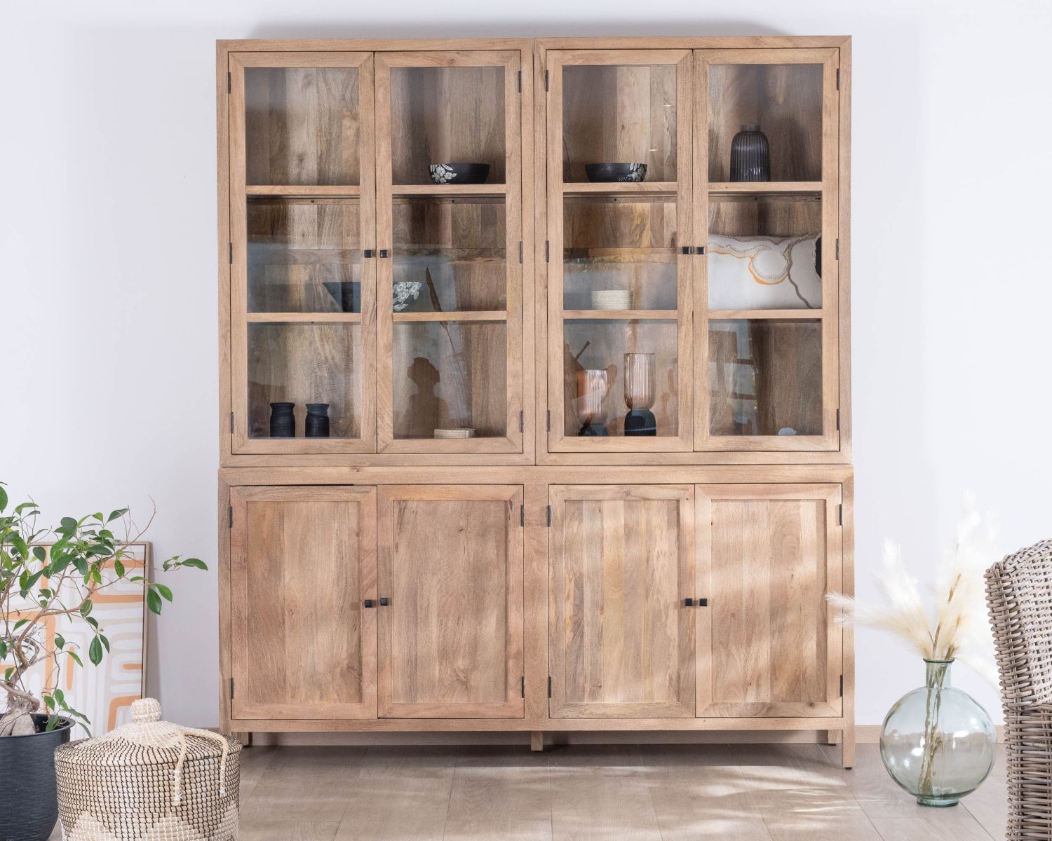 Grande cristalliera "Maestro" in legno di mango naturale con ante in vetro, 200 cm