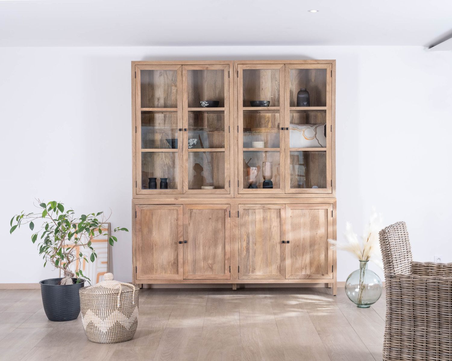 Grande cristalliera "Maestro" in legno di mango naturale con ante in vetro, 200 cm