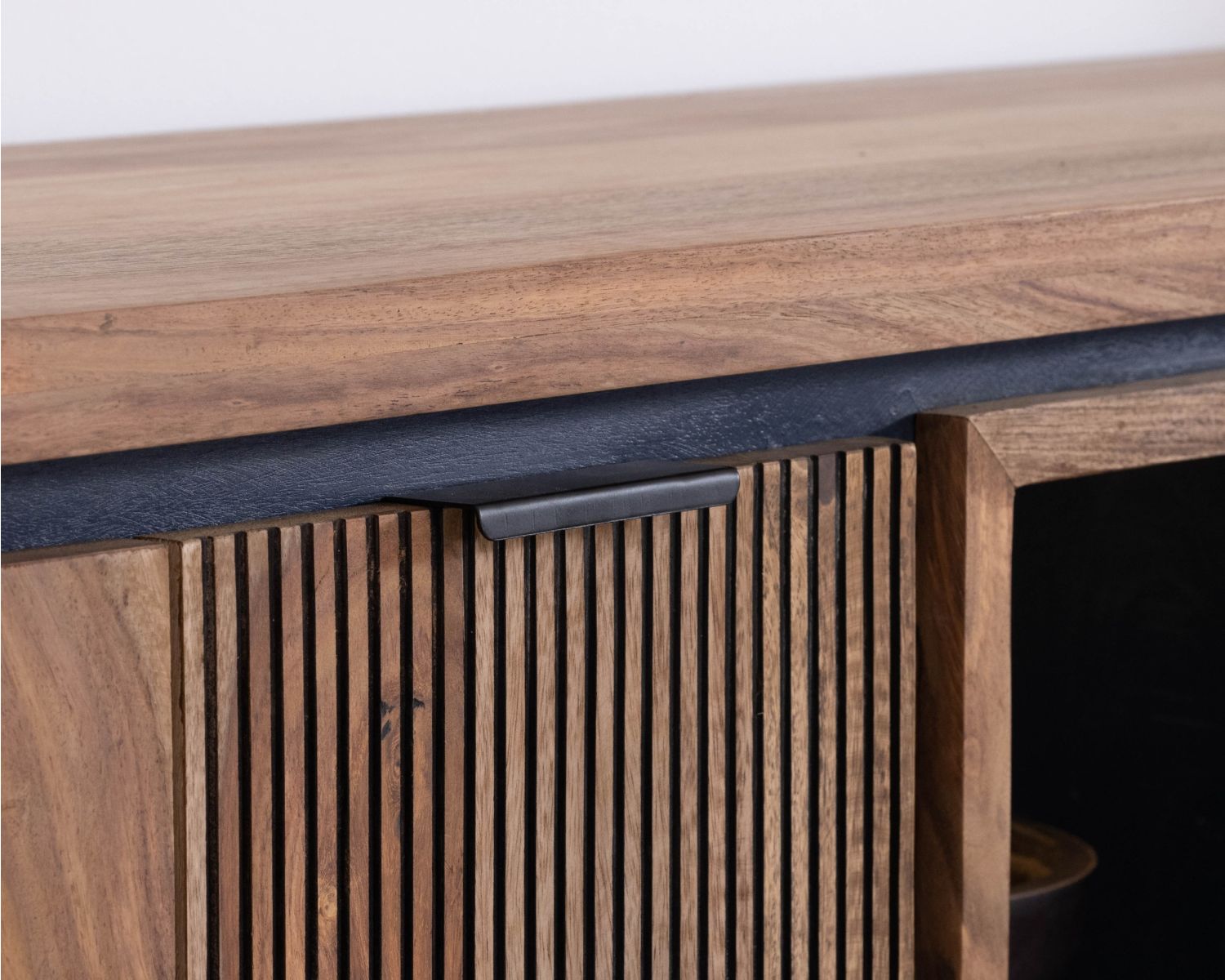 Credenza multigriglia "Enoa" con ripiani in vetro in palissandro e acacia 200 cm 