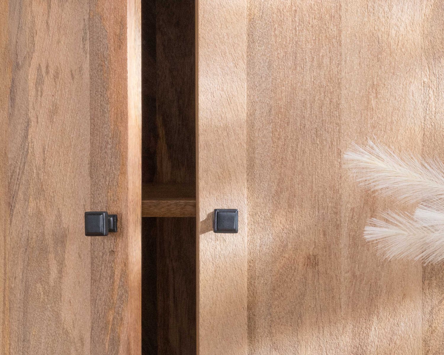 Grande cristalliera "Maestro" in legno di mango naturale con ante in vetro, 200 cm