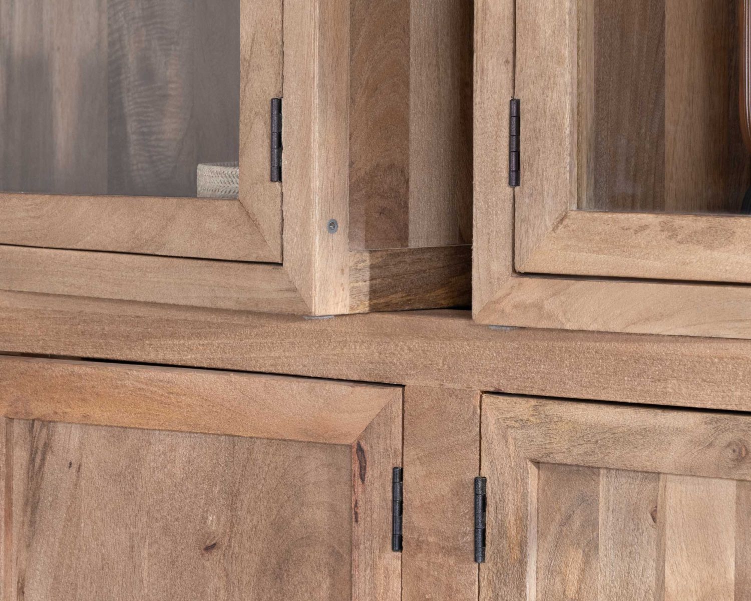 Grande cristalliera "Maestro" in legno di mango naturale con ante in vetro, 200 cm