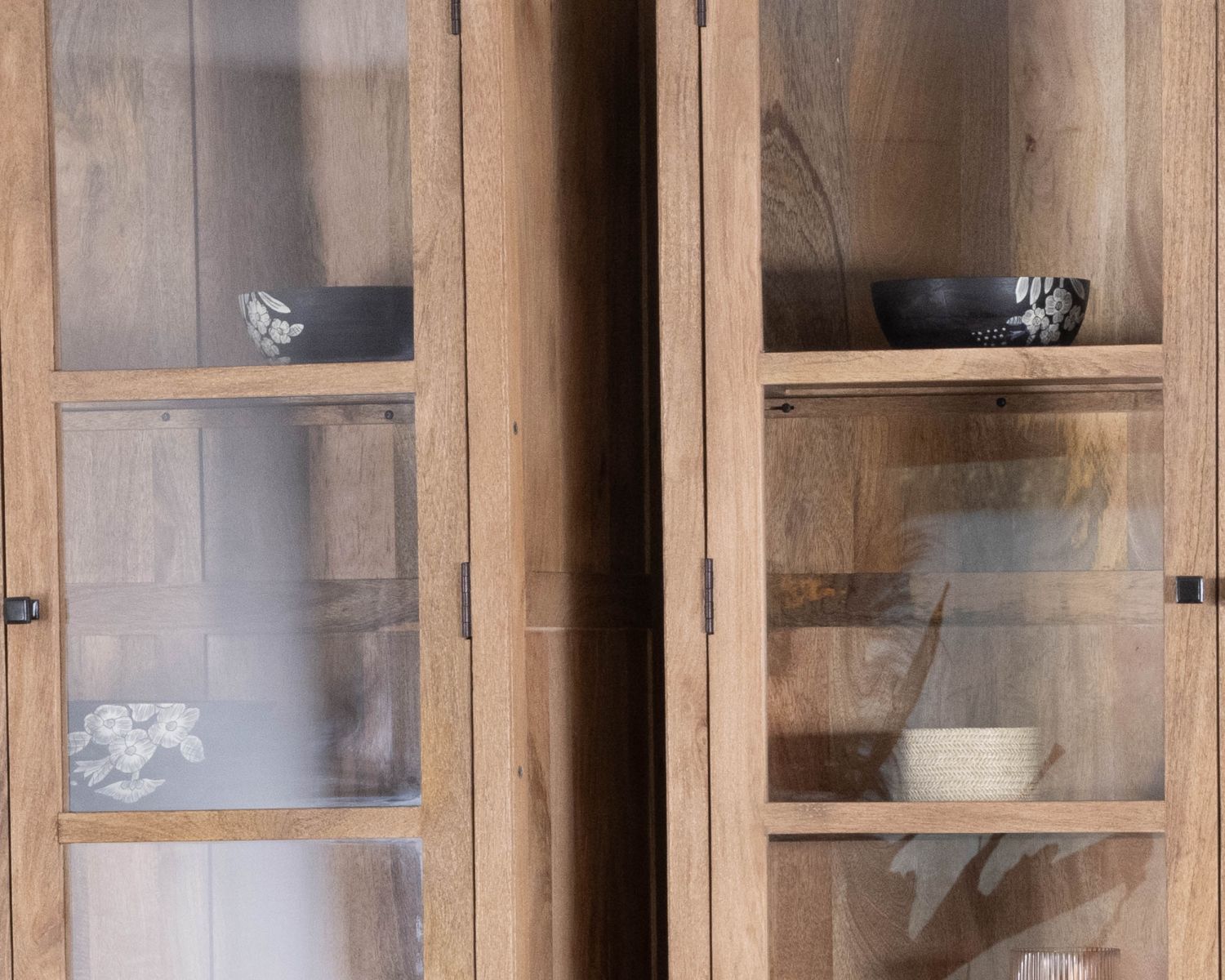 Grande cristalliera "Maestro" in legno di mango naturale con ante in vetro, 200 cm