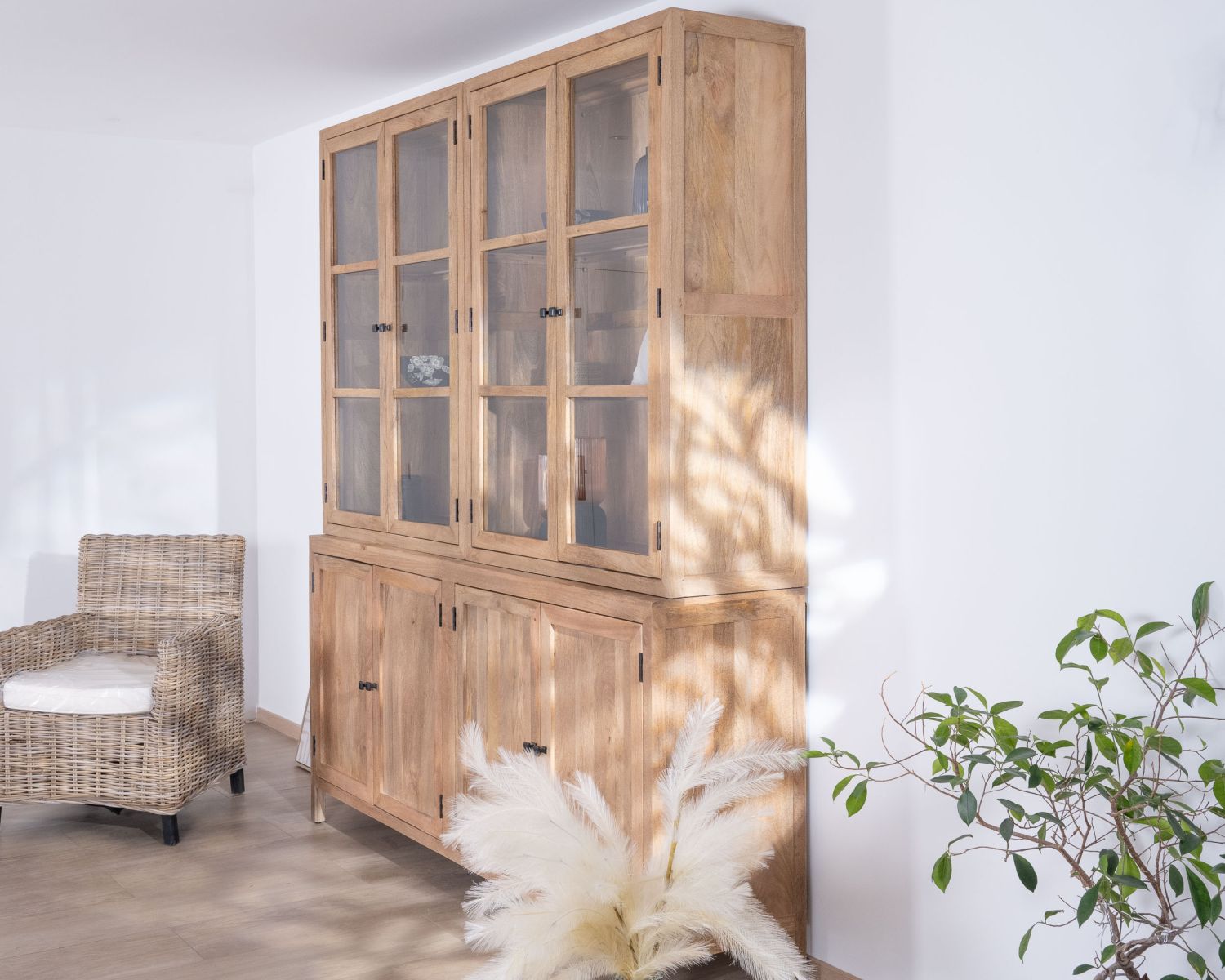 Grande cristalliera "Maestro" in legno di mango naturale con ante in vetro, 200 cm