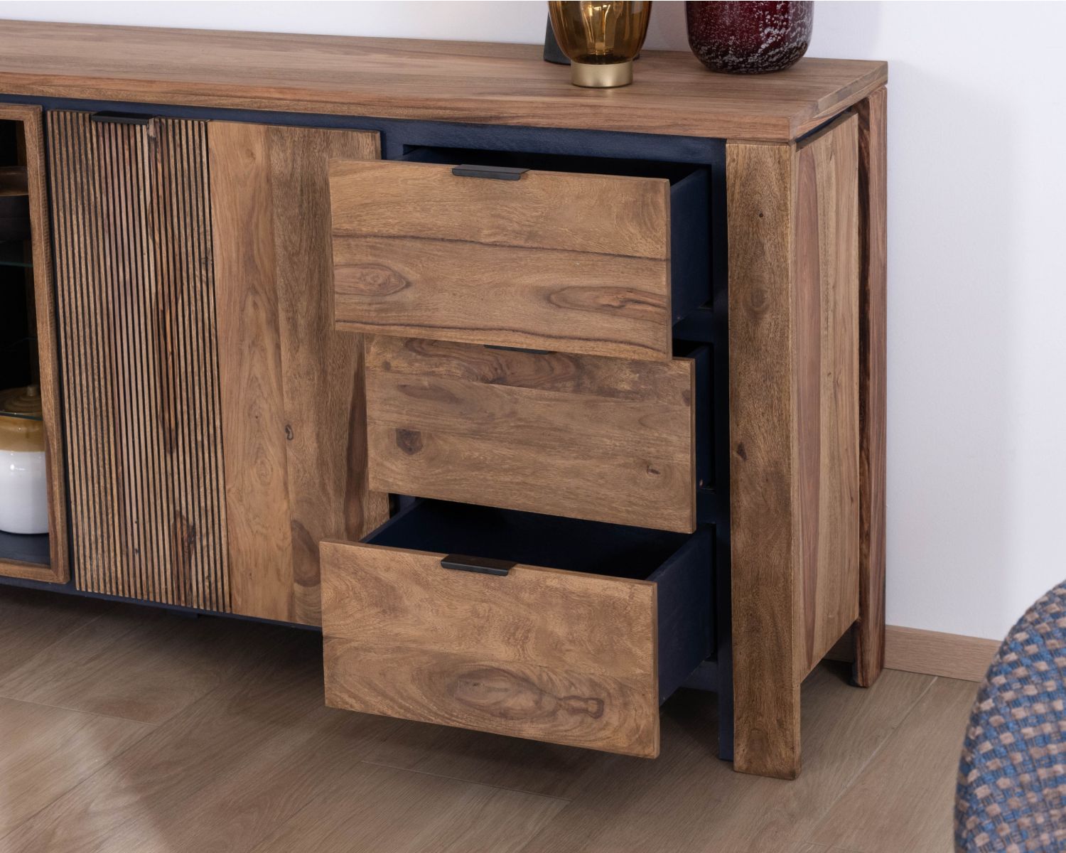 Credenza multigriglia "Enoa" con ripiani in vetro in palissandro e acacia 200 cm 