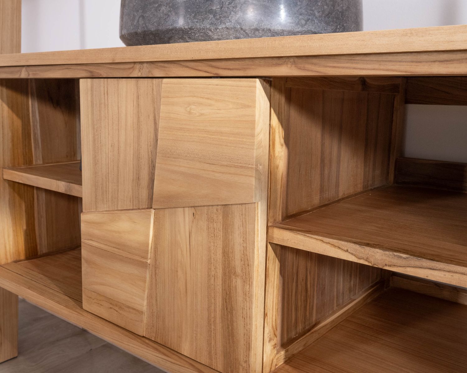 Mobiletto sospeso in teak "Tao" da 105 cm con ante scorrevoli