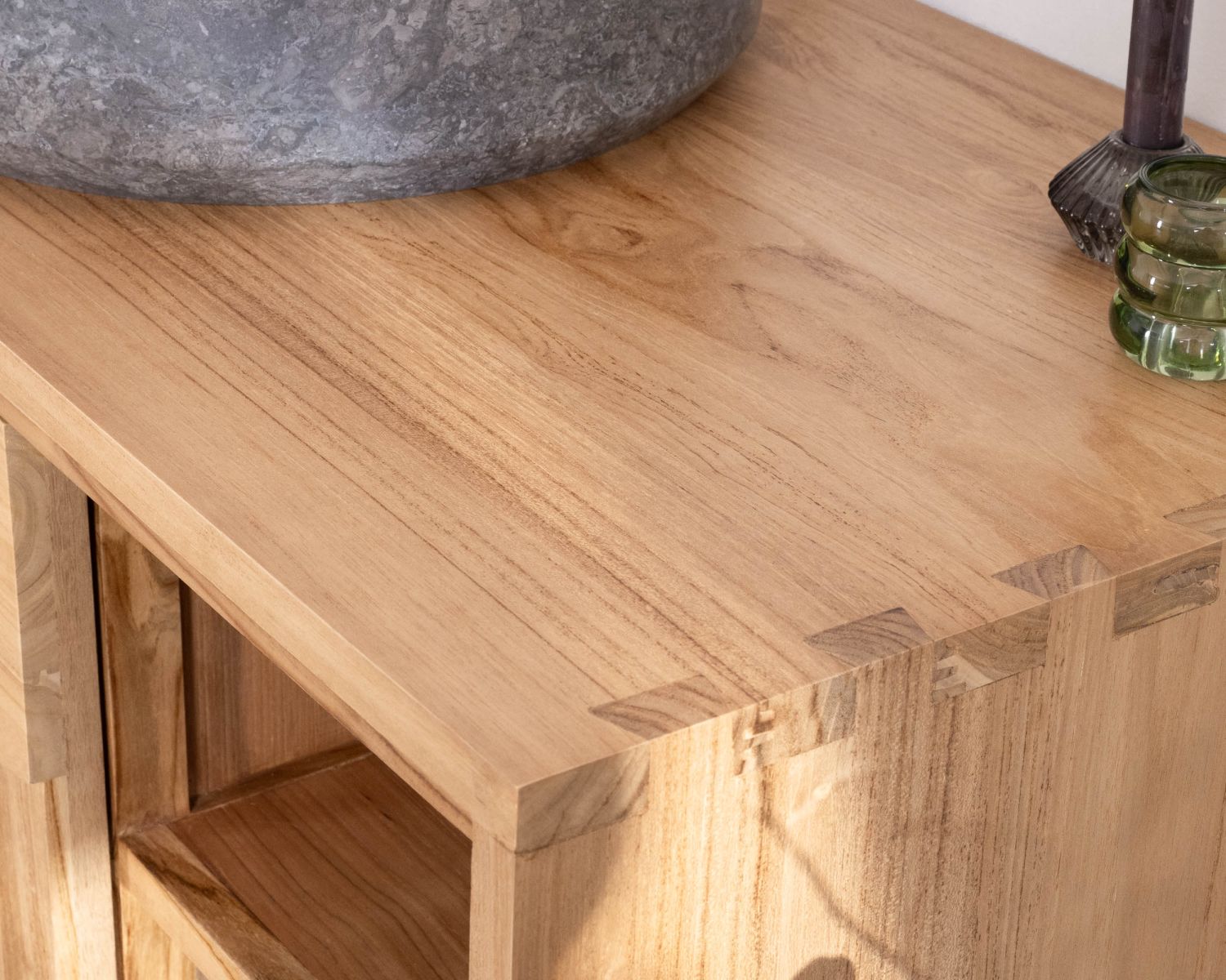 Mobiletto sospeso in teak "Tao" da 105 cm con ante scorrevoli