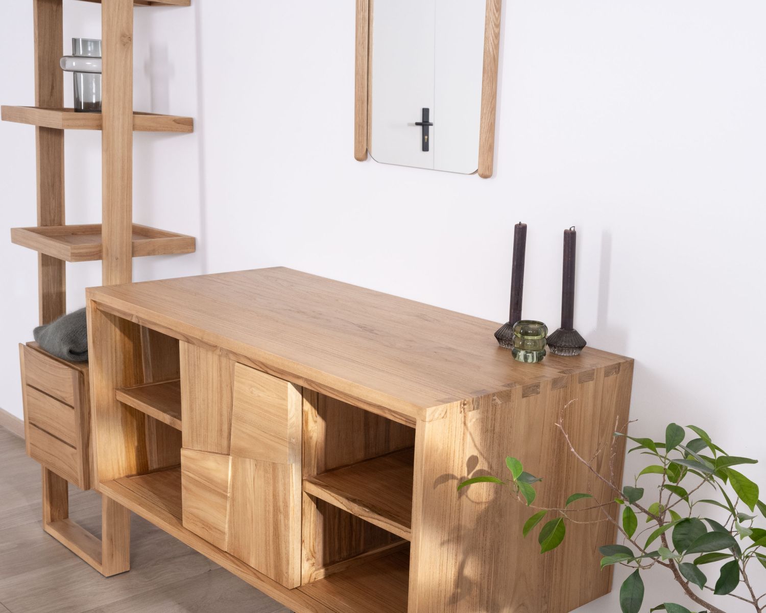 Mobiletto sospeso in teak "Tao" da 105 cm con ante scorrevoli