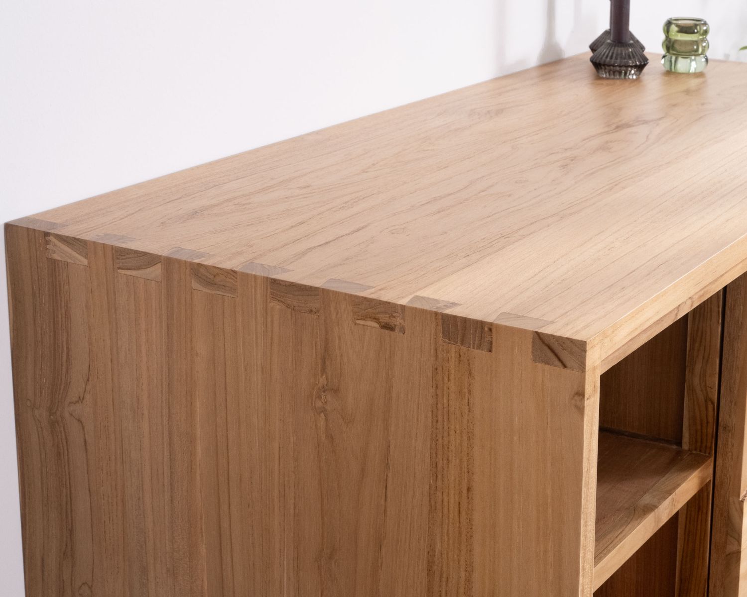 Mobiletto sospeso in teak "Tao" da 105 cm con ante scorrevoli