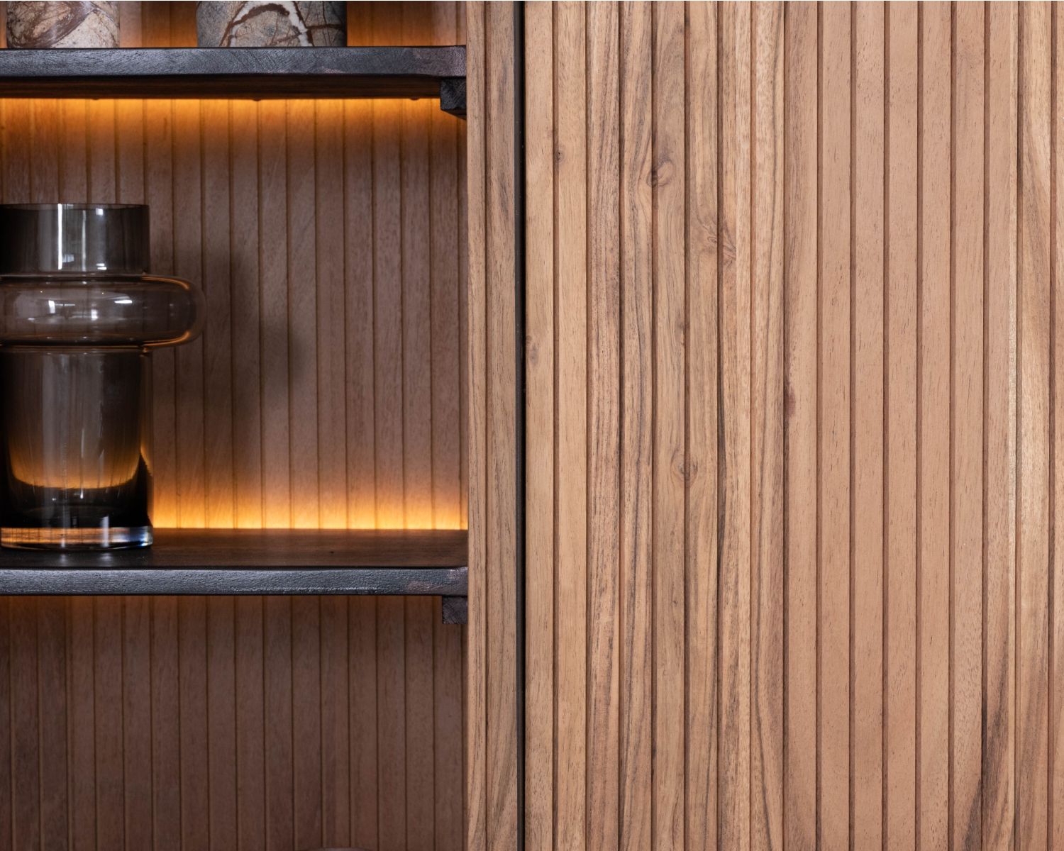 Contenitore dal design retrò "Bopee" con ripiani e illuminazione a LED