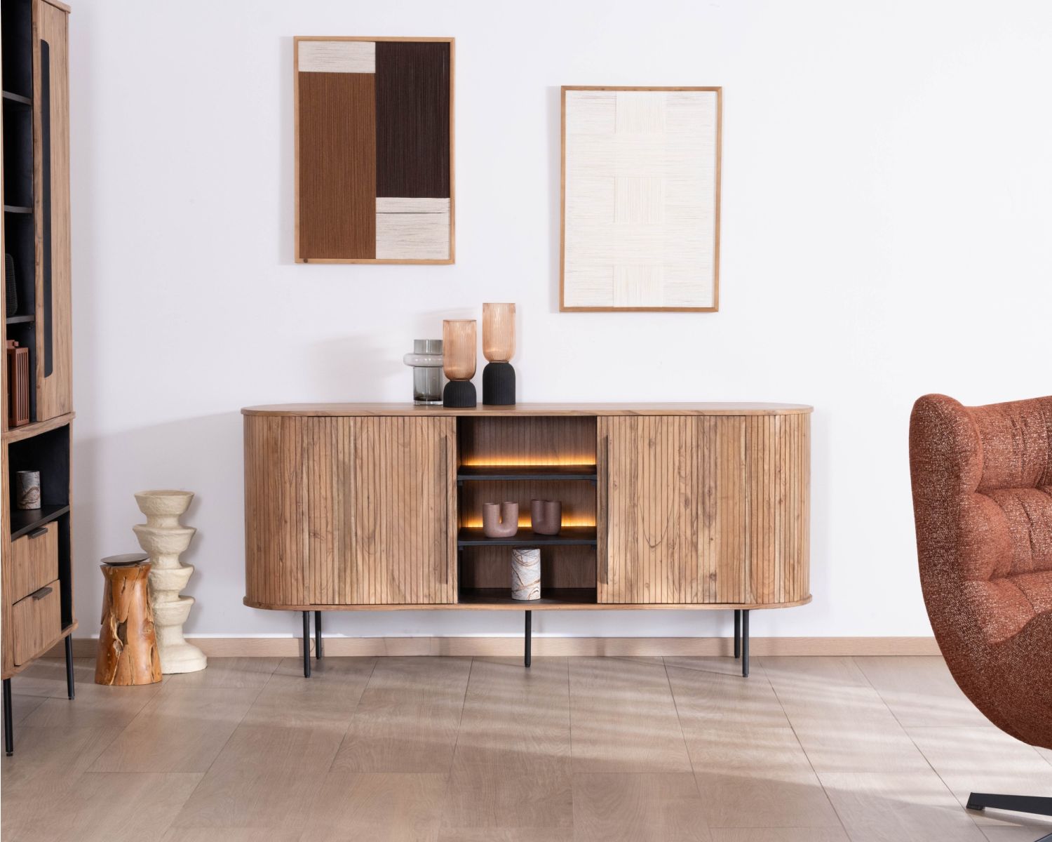 Credenza dal design retrò con nicchie centrali "Bopee" e illuminazione a LED