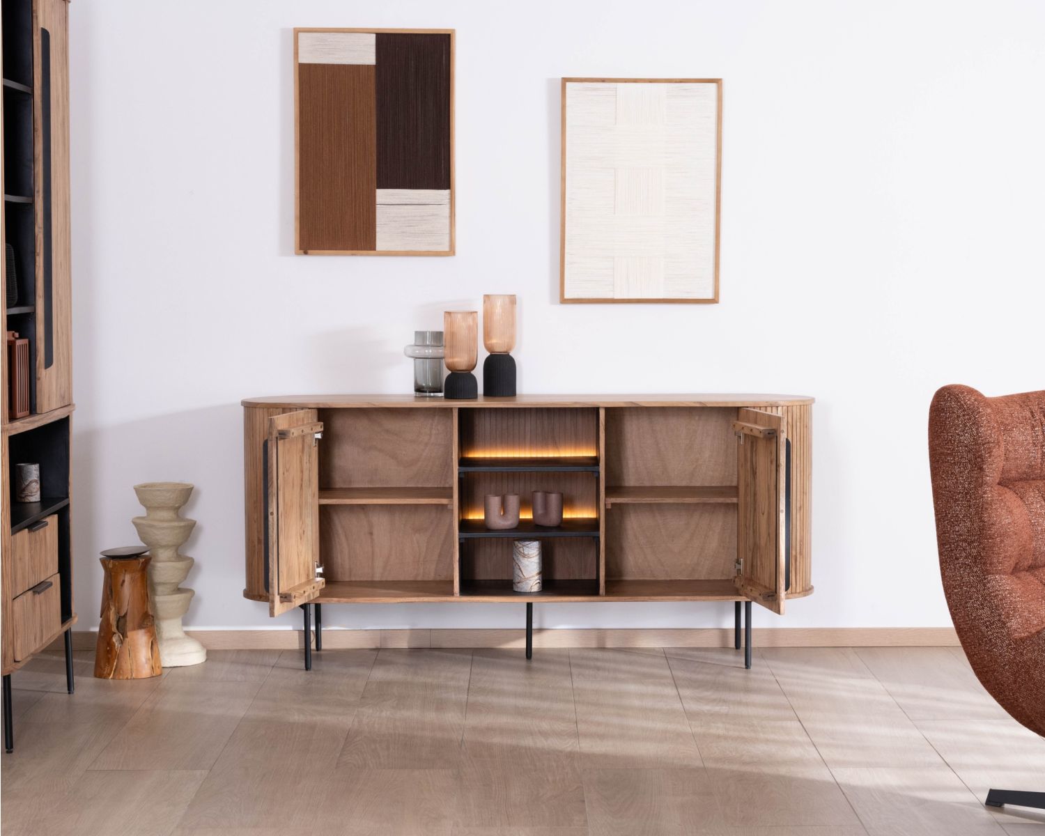 Credenza dal design retrò con nicchie centrali "Bopee" e illuminazione a LED