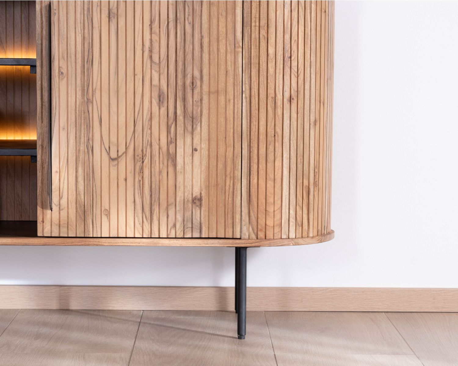 Credenza dal design retrò con nicchie centrali "Bopee" e illuminazione a LED