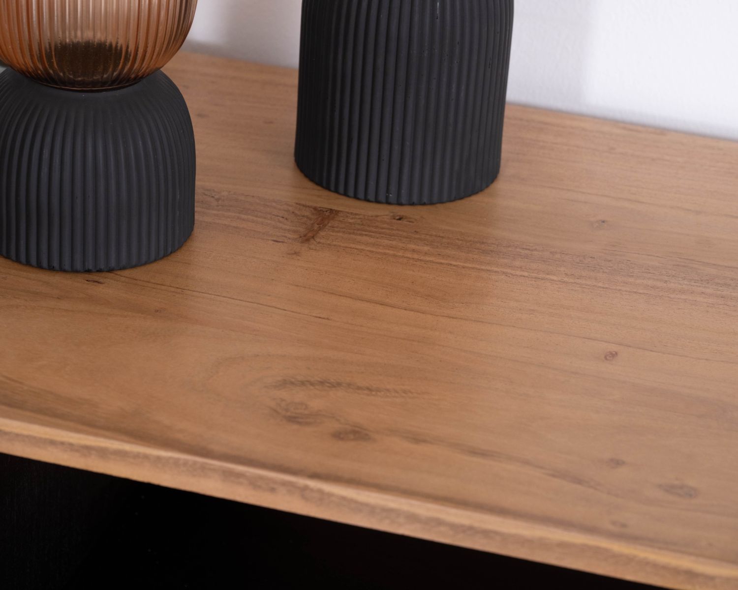 Credenza dal design retrò con nicchie centrali "Bopee" e illuminazione a LED