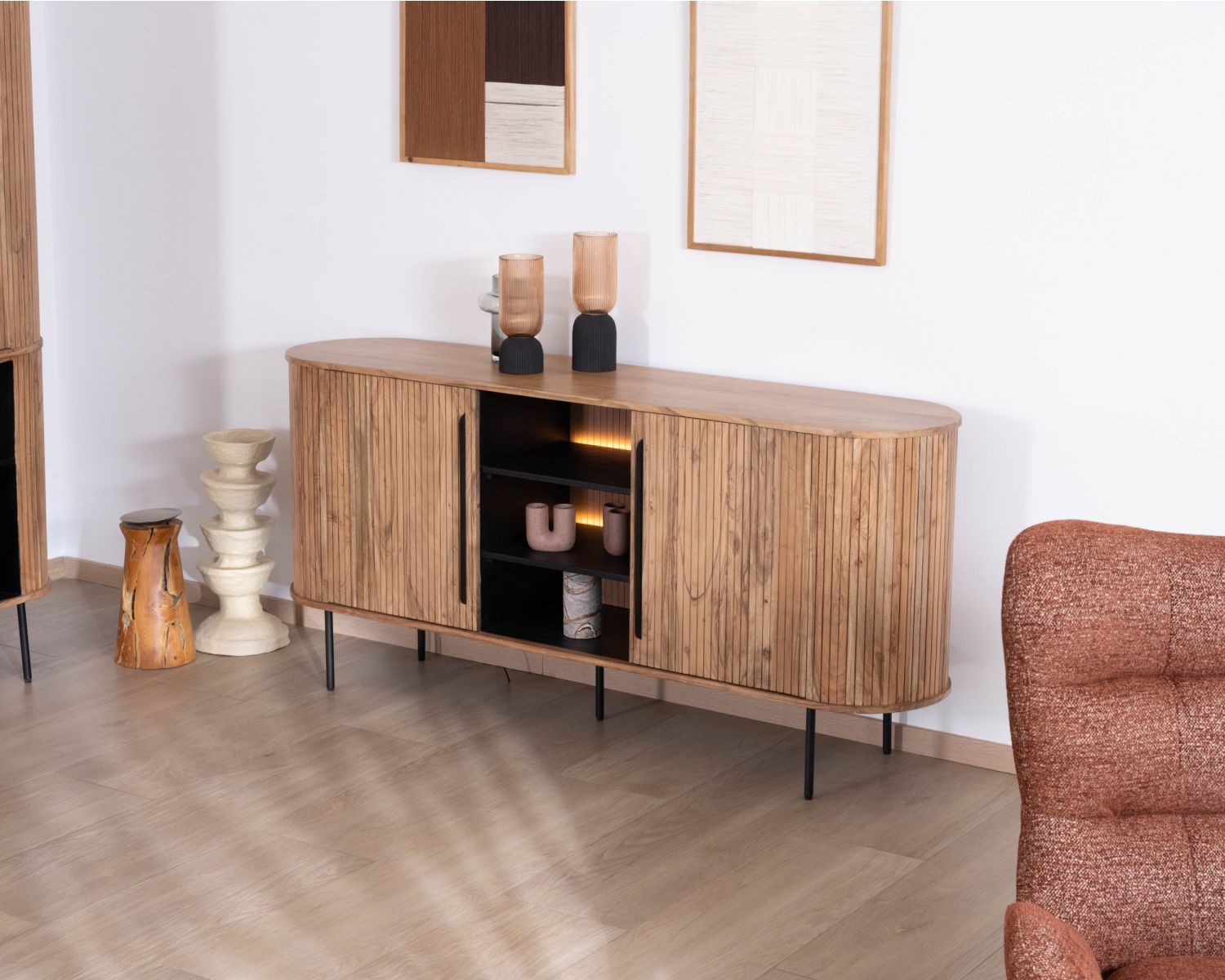 Credenza dal design retrò con nicchie centrali "Bopee" e illuminazione a LED