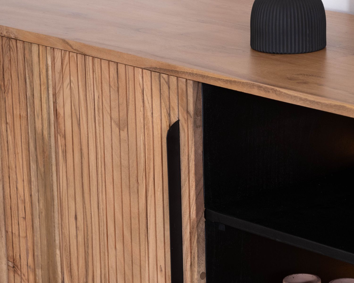 Credenza dal design retrò con nicchie centrali "Bopee" e illuminazione a LED