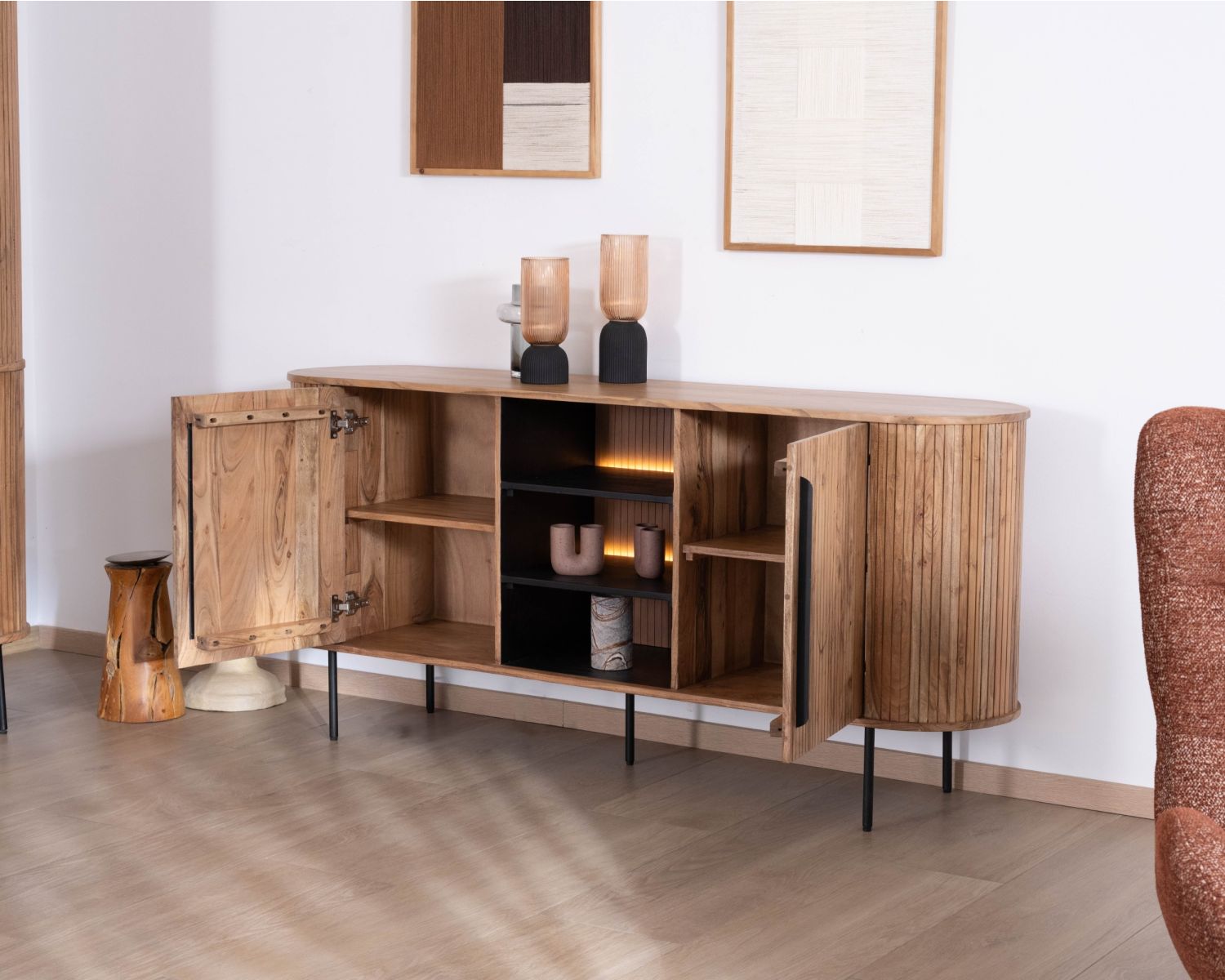 Credenza dal design retrò con nicchie centrali "Bopee" e illuminazione a LED