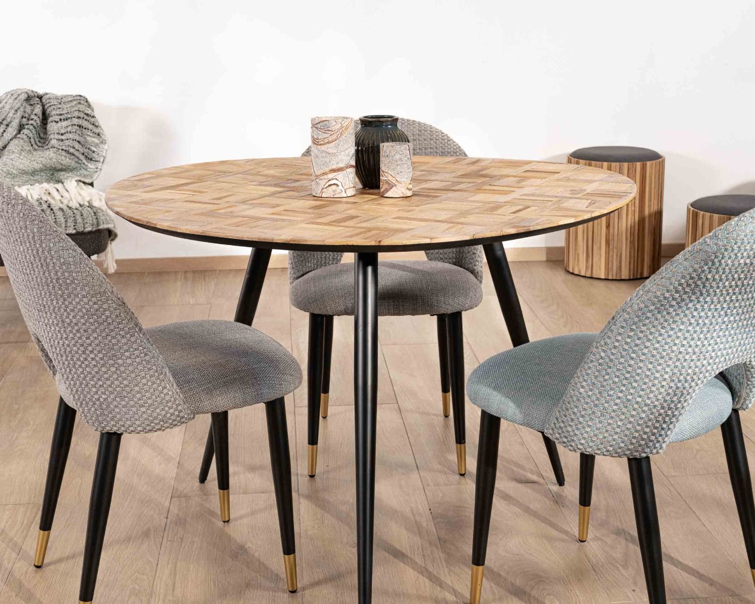 Tavolino a 3 gambe in metallo con piano intarsiato in teak "Foster" 110 cm