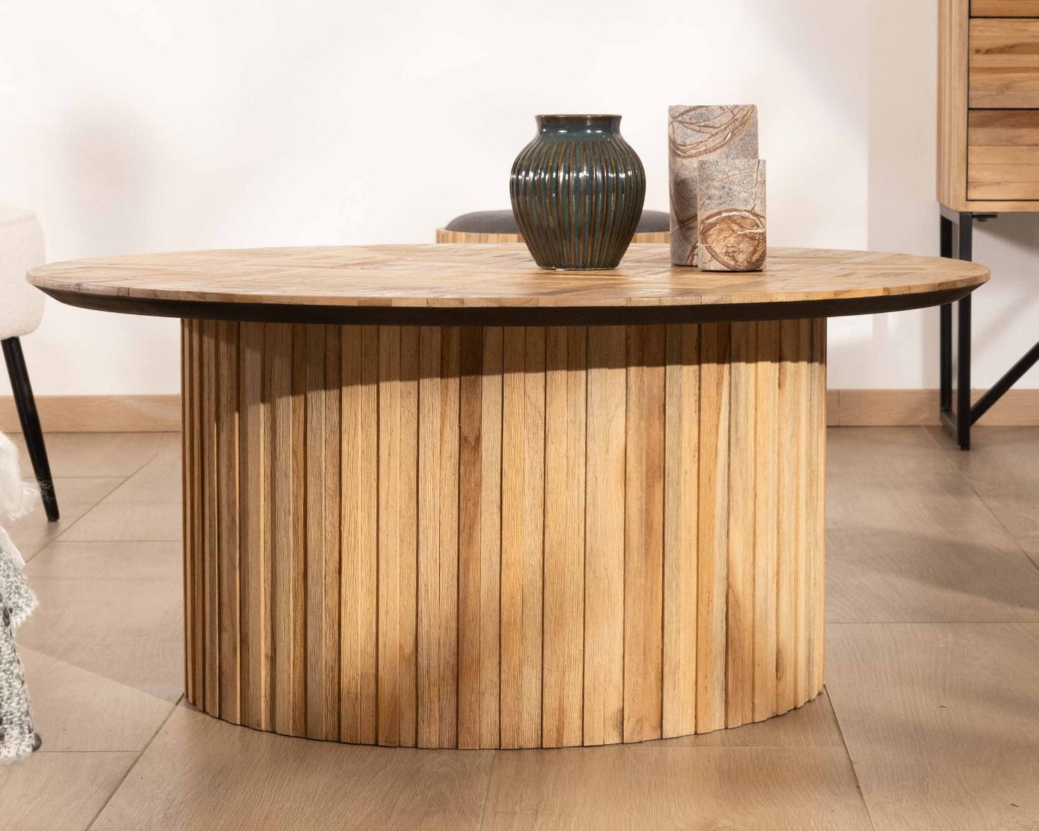 Tavolino rotondo diametro 90 cm con gamba centrale e piano intarsiato in teak di recupero "Foster"