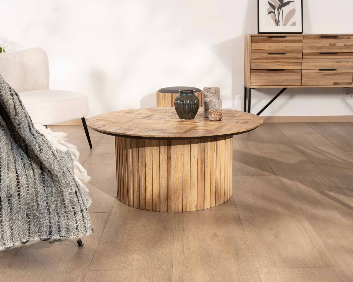 Tavolino rotondo diametro 90 cm con gamba centrale e piano intarsiato in teak di recupero "Foster"