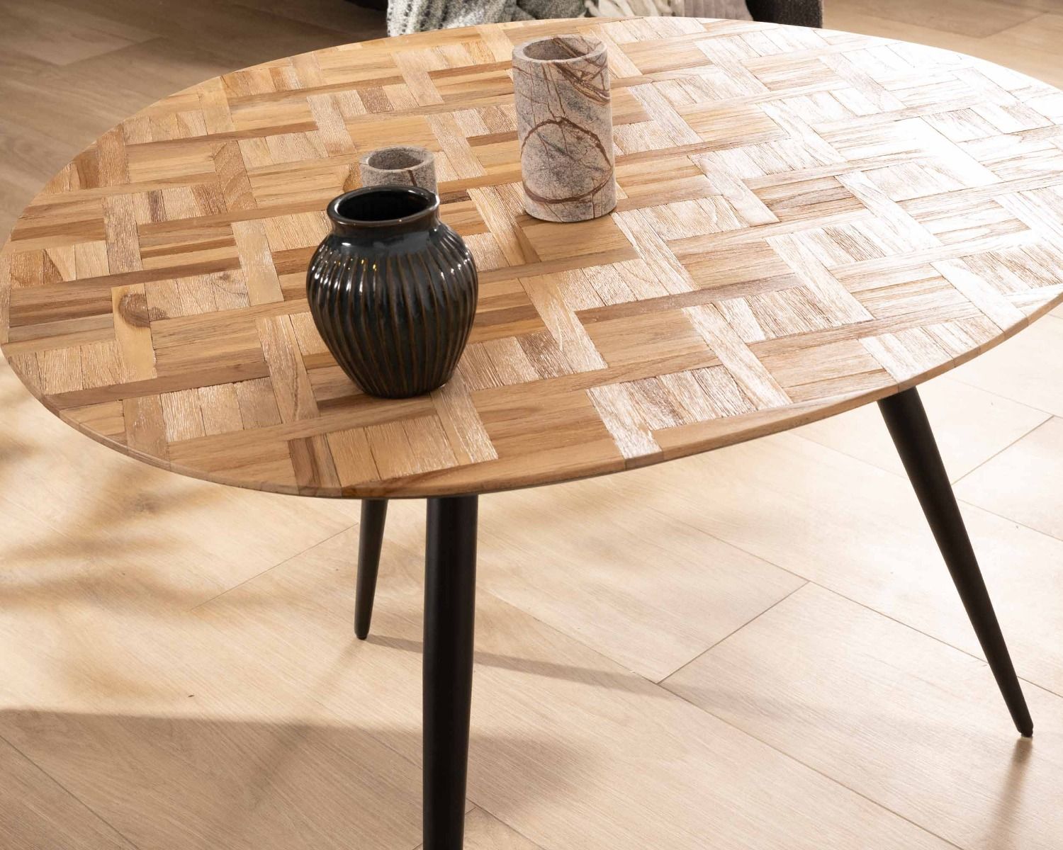 Tavolino a 3 gambe in metallo con piano intarsiato in teak "Foster" 110 cm