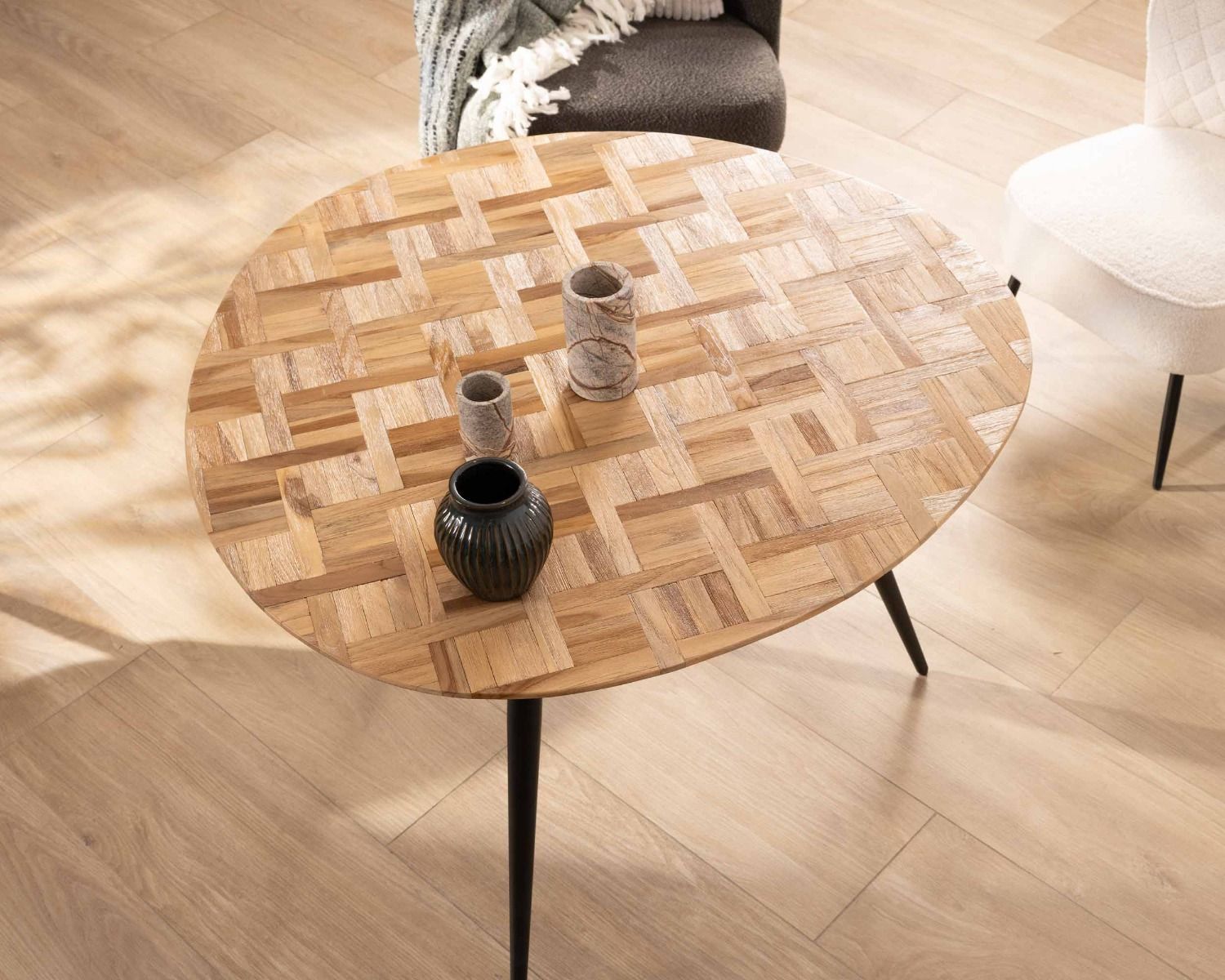 Tavolino a 3 gambe in metallo con piano intarsiato in teak "Foster" 110 cm