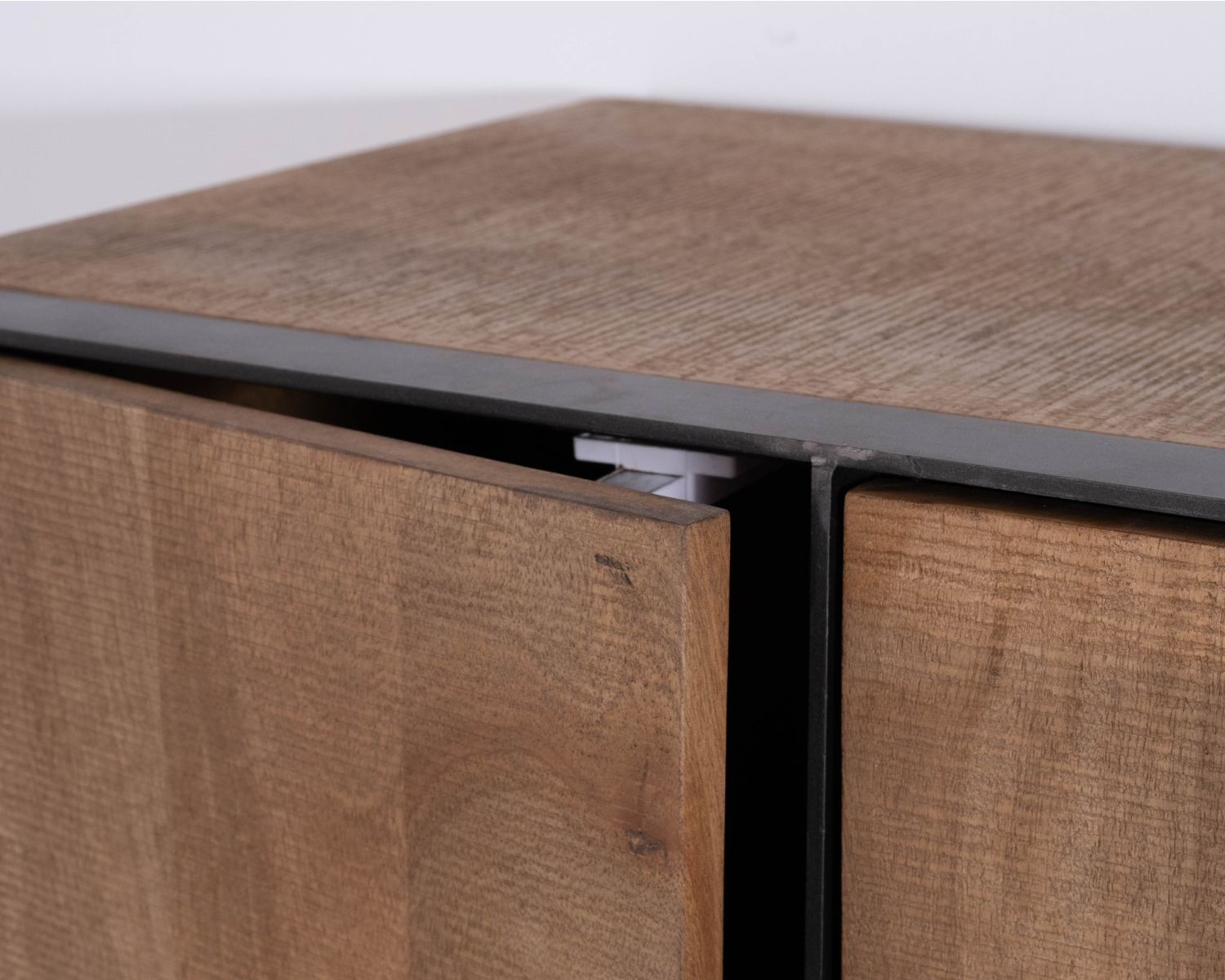 Mobile a 2 ante in mango massiccio "Santo", stile raffinato