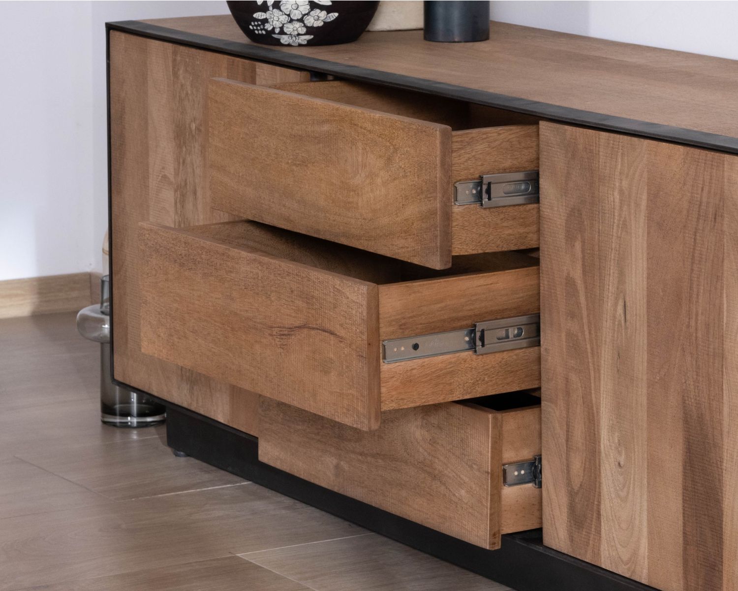 Porta TV in legno di mango "Santo" 150 cm con ante e cassetti